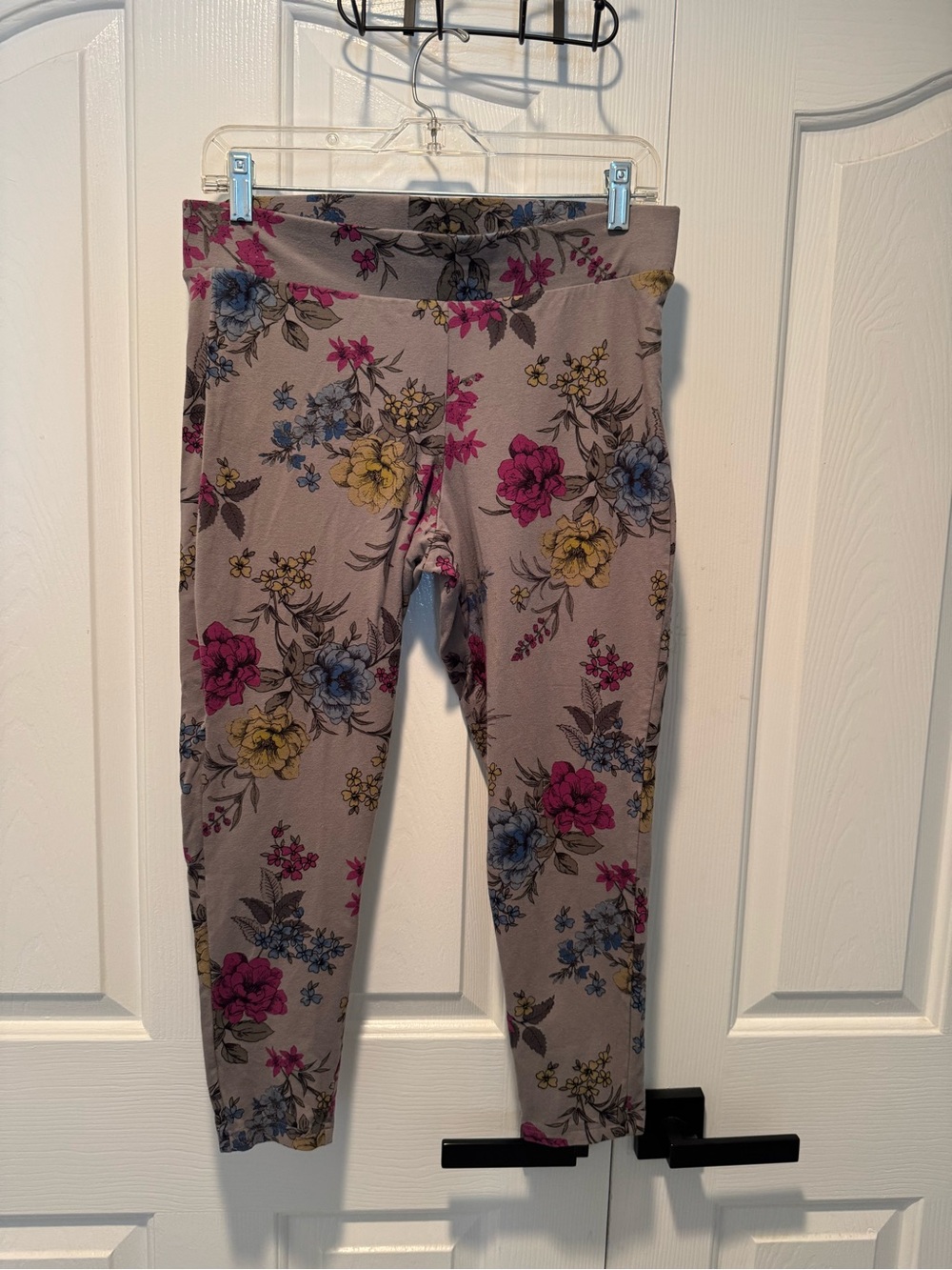 Torrid Womens Floral Print Crop Leggings in Gray with Pink & Blue Flowers